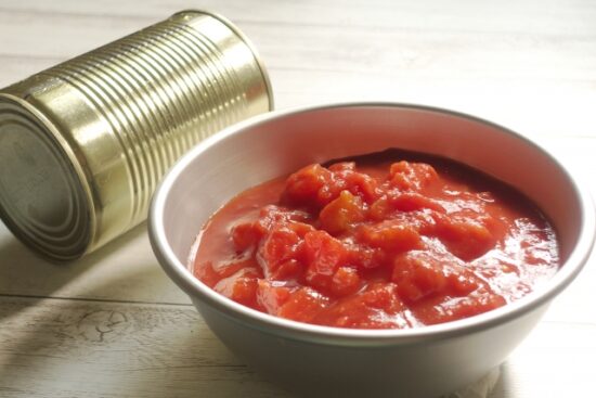 【トマト缶はトマト何個分か】1缶200gと400gで生トマト何個か紹介！トマトの違いやピューレ・ジュースで代用するポイントも解説