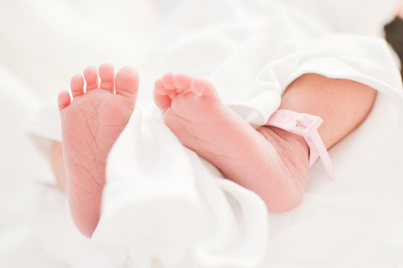 新生児でおむつがずれて半けつ！足バタバタでずれるオムツがずれない方法を紹介